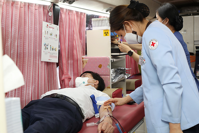 한대희 군포시장이 시청 분수대 옆 헌혈버스 안에서 헌혈하고 있다..jpg