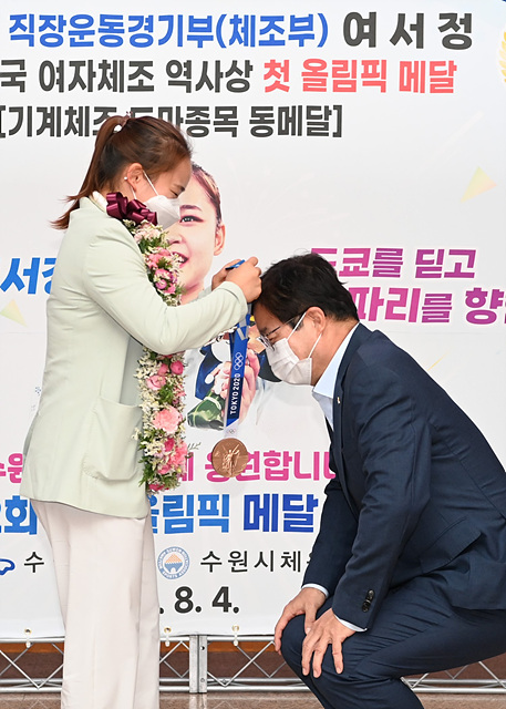 여서정 선수의 올림픽 동메달 수원시청에 봉납 1.jpg