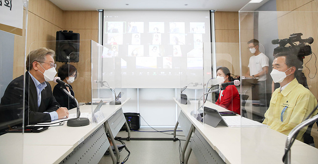 02- 이항진 여주시장, 이재명 도지사와 함께 여주 공공산후조리원 산모들과 간담회 가져 (1).jpg