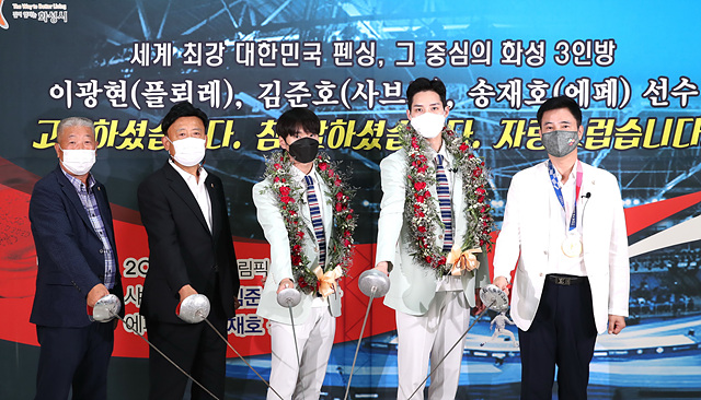 사진1-1. 도쿄올림픽 출전 화성시청 소속 펜싱팀 격려 및 포상금 지급.jpg
