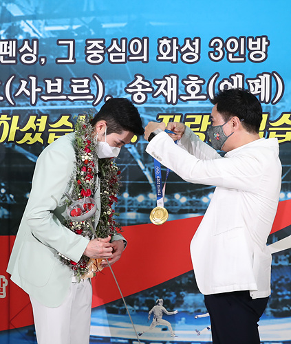 사진1-5. 도쿄올림픽 출전 화성시청 소속 펜싱팀 격려 및 포상금 지급.jpg