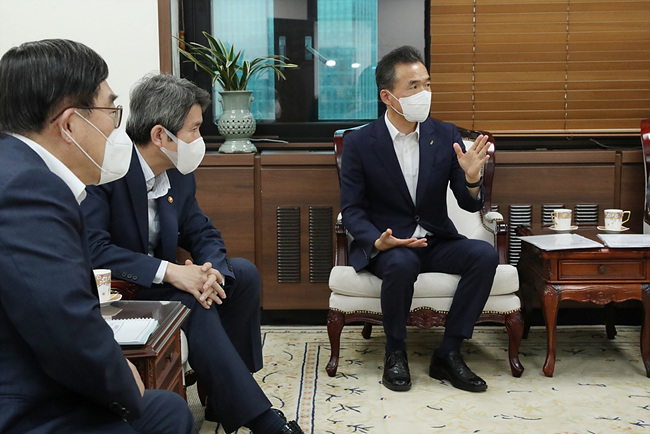 여주시청 보도자료_광주·이천·여주·원주 4개 시 단체장 통일부장관 접견 (1).jpg