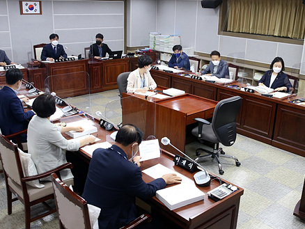 20210901_1수원시의회 기획경제위원회, 조례안 등 안건심사.jpg