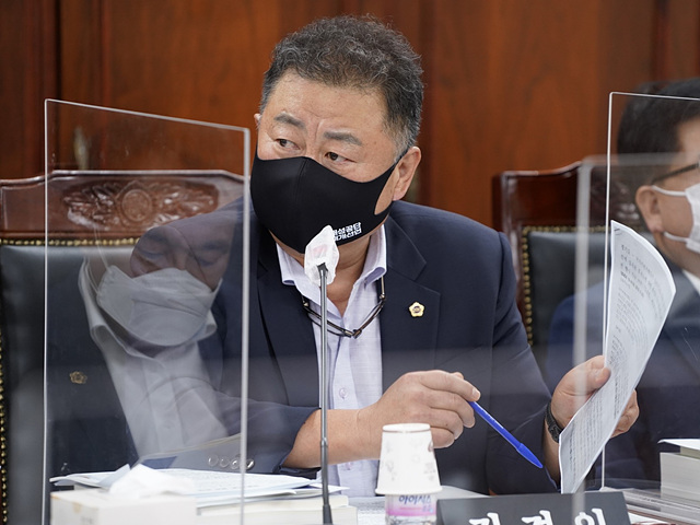 210903 김경일 의원, 건설국, 법제처 유권해석 자료 제출 미루는 행위 강력 질타.jpg
