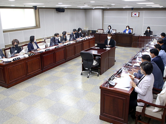 20210906_수원시의회 예결특위, 코로나19 대응 2021년도 제3회 추경예산안 의결 (1).jpg