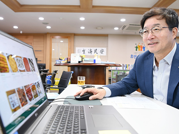 염태영 시장, 추석 앞두고 온라인으로 전통시장에서 장봐 (1).jpg