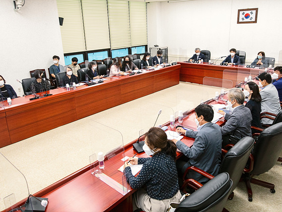 (사진1) 화성시의회, 교육복지위원회 가족통합센터 건립 사업 관련 간담회 개최.jpg