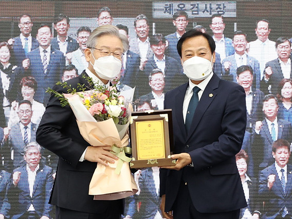 [사진 보도자료] 211025 경기도의회, 이재명 도지사 감사패 수여식 개최 (1).jpg