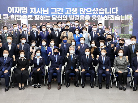 [사진 보도자료] 211025 경기도의회, 이재명 도지사 감사패 수여식 개최 (2) (1).jpg
