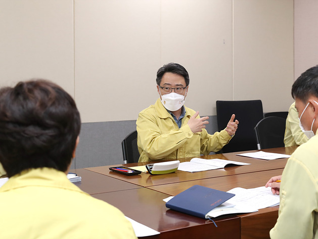 사진 5-1. 단계적 일상회복 이행계획 시행에 따른 코로나19 대응 대책회의.jpg