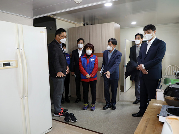 20211104_수원시의회, 청소근로자 휴게시설 현판식 참석… 근로여건 개선 기대 (2).jpg