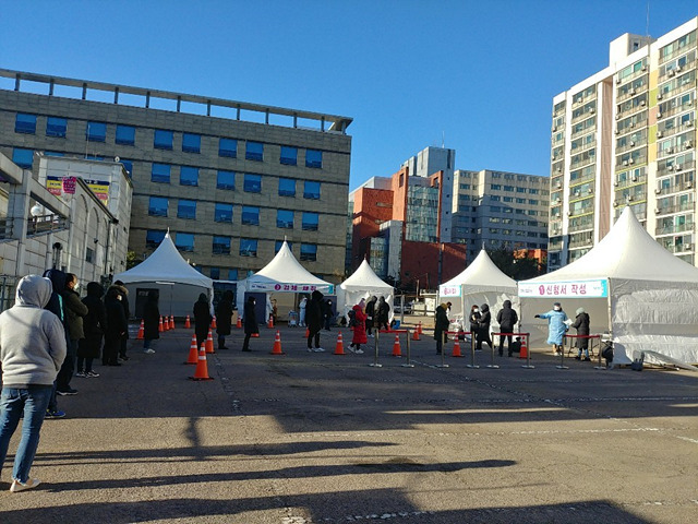 군포시 산본보건지소 옆 행복2공영주차장에 마련된 코로나19 임시선별검사소.jpg