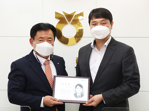 20211116_수원시의회 조석환 의장, 농협 창립 60주년 감사패 받아.jpg