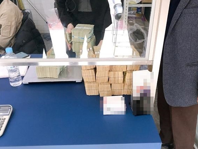 ① 피의자들이 편취한 수표 등을 환전한 현금을 기념 촬영한 사진.jpg