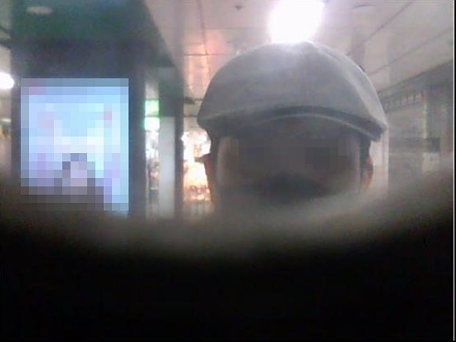 ② 피의자가 실리콘 지문을 이용, 동사무소 무인발급기에서 문서 발급받는 CCTV 사진.jpg