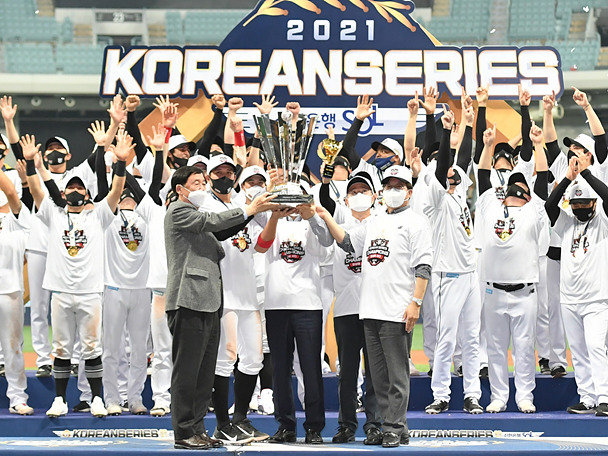 약속왕’ 염태영 시장, “kt 위즈가  정말 자랑스럽다” 1.jpg