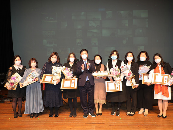 군포시 보육인 한마당에서 한대희 시장(가운데)이 표창받은 보육교직원들과 함께 했다..jpg