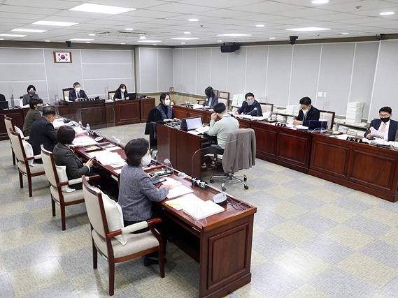 20211122_수원시의회 문화체육교육위원회, 공항협력국 행정사무감사 진행.jpg