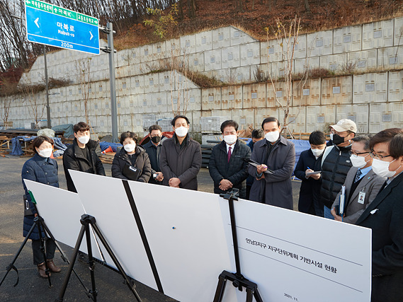 20211125 행정사무감사 현지확인(도시건설위원회)(1)언남3지구 기반시설 공사 현장.jpg