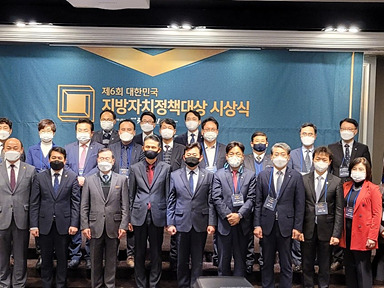 사진 1-2. 2021 지방자치 정책대상 최우수상.jpg