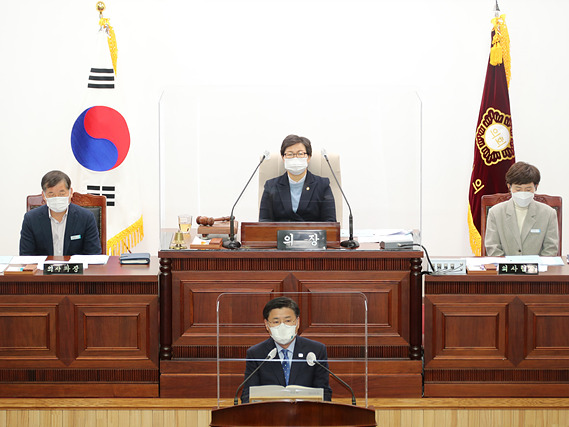한대희 시장이 시의회에 출석해, 2022년도 예산안과 관련한 시정연.jpg