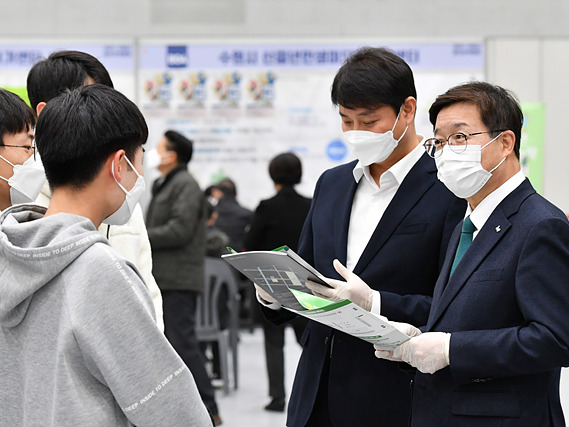‘2021 수원시 일자리박람회’에서 102명.jpg