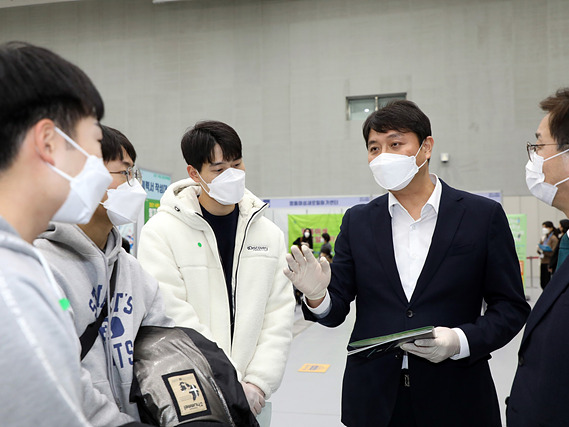20211202_수원시 일자리박람회 뜨거운 취업 열기… 수원시의회 민심 경청 나서 (3).jpg