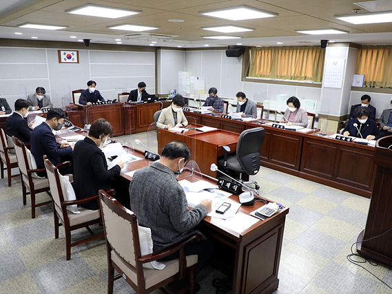 20211206_수원시의회, 예산 심의 전문성 강화… 상임위 예비심사 마무리.jpg