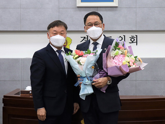 211213 안광률 의원, 2021년도 교육행정위원회 우수의정대상 수상 (1).jpg