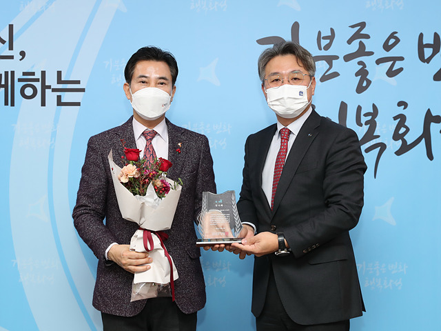 사진1-1. 배달특급 우수지자체 감사패 전달.jpg