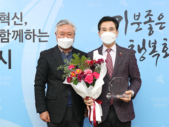 사진4-1. 한국외식업중앙회 화성시지부로부터 감사패 전달.jpg