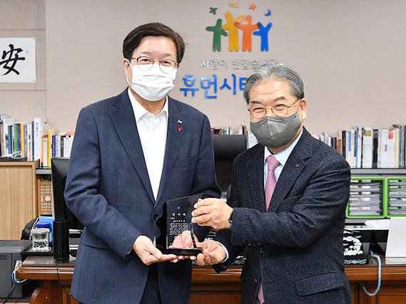 염태영 시장, 경기도교육청으로부터 표창 받아.jpg