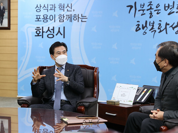 사진1-1.도시 전략수립 중 리더십 부문 시장님인터뷰.jpg