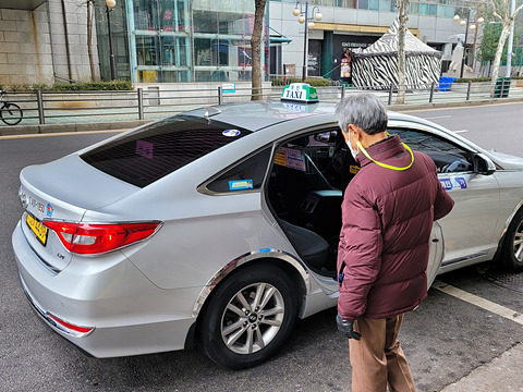 군포시 거주 보훈대상자인 최병홍 어르신이 택시바우처 무료이용 택시에 탑승하고 있다..jpg