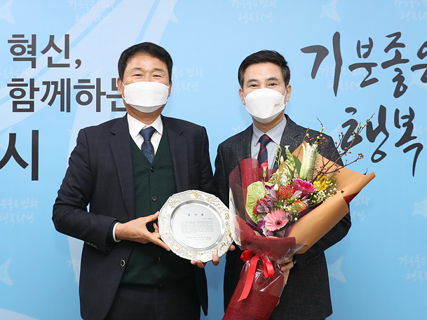 사진1-1. 경기화성바이오밸리기업인협의회 감사패 전달.jpg