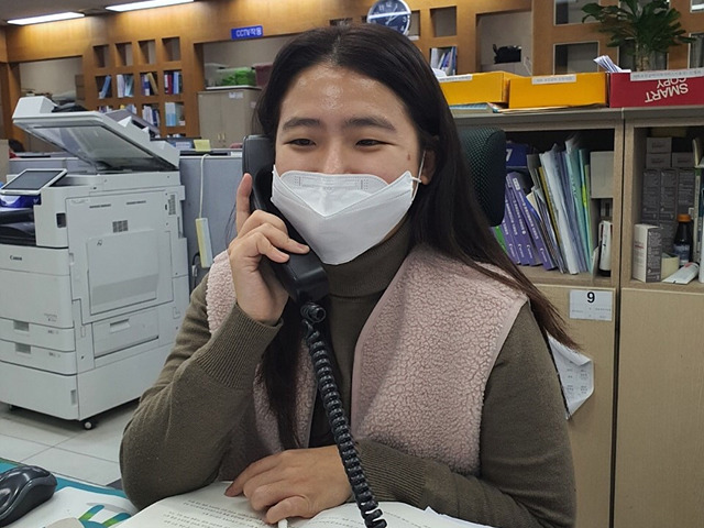 김초롱 주무관이 전화로 민원에 응대하고 있다..jpg