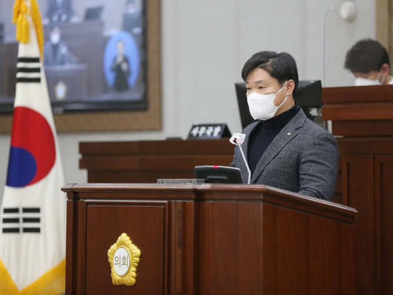 20220111_4수원시의회 최찬민 더불어민주당 원내대표, 제364회 임시회에서 연설 나서.jpg