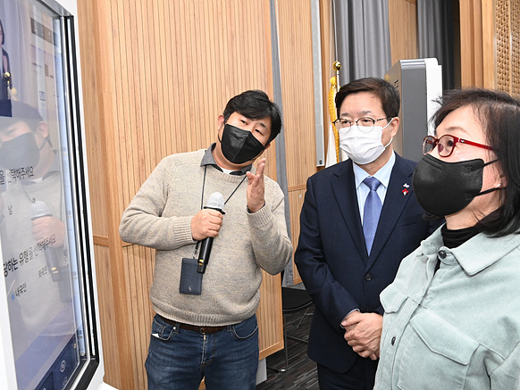수원시, 임시선별검사소에 장애인·어르신도 편리하게 이용할 수 있는 ‘배리어프리 키오스크’ 설치 3.jpg