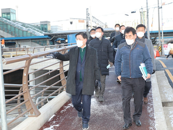 1. 한대희 시장(왼쪽 첫 번째)이 금정 환승센터 입체화.jpg