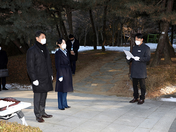 20220121_2수원시의회, 수원시 연화장 위령탑 참배 (1).jpg