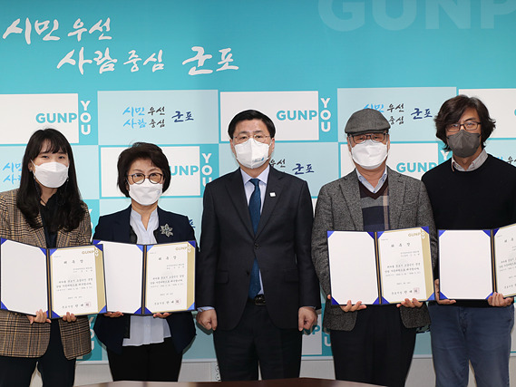군포시, 소상공인 경영상담 자문위원단 위촉식(가운데 한대희 시장).jpg