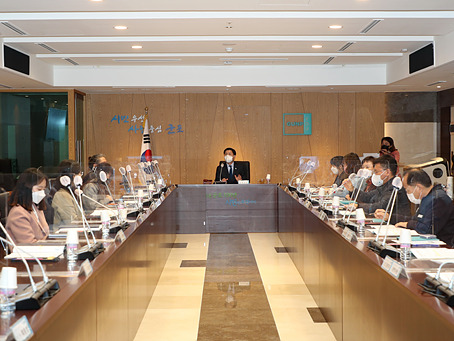 1. 군포시 청년정책위원회에서 한대희 시장(가운데)과 ..jpg