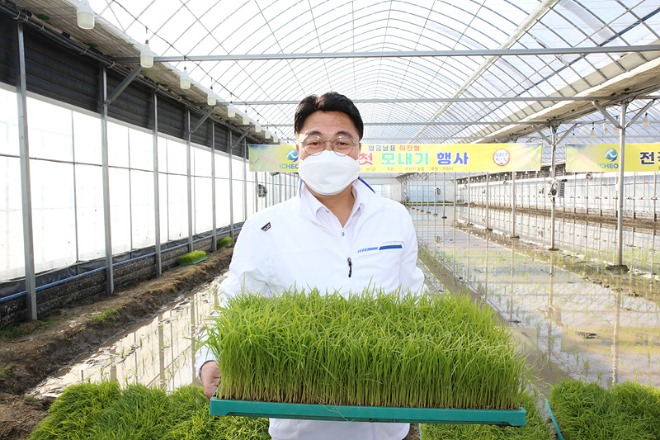 경기 이천시, 전국에서 첫 모내기 실시 (엄태준 이천시장).jpg