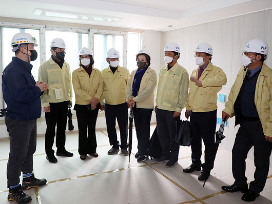 (2022.03.14.)도시환경위원회 현장방문(팔달8구역 주택재개발사업 공사현장).jpg