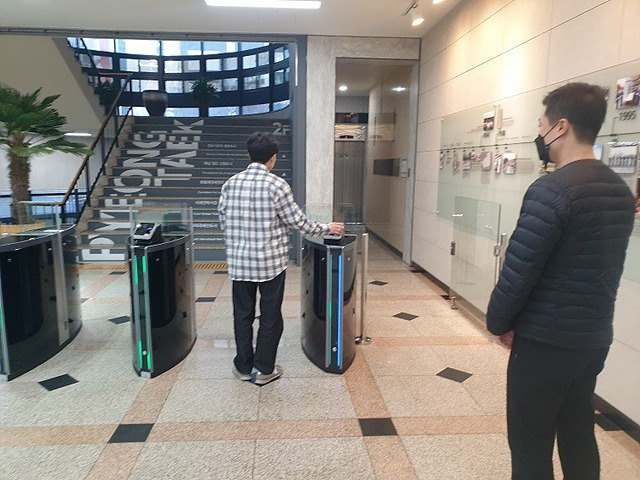 3-16-3_평택시_5월부터_청사내_출입관리시스템_스피드게이트_시범_운영.jpg