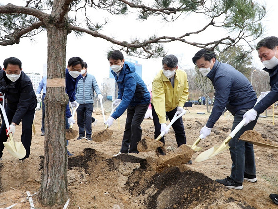 (2022.03.30.)제77회 식목일 기념 나무심기 행사(2).jpg