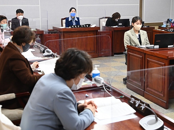 1.(2022.04.05.)수원특례시의회 복지안전위원회, 조례안 등 안건심사 의결.jpg