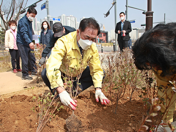 4-6-14-2_평택시_제77회_식목일_행사_개최.jpg
