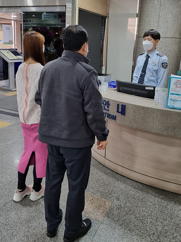 군포시청 시민봉사실에서 청원경찰이 민원인들을 안내하고 있다..jpg