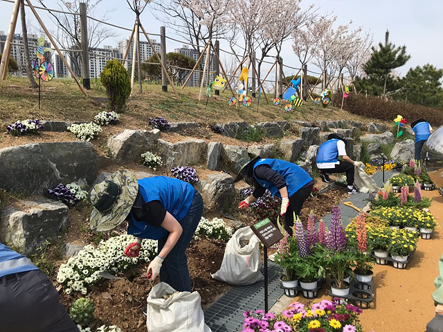 4-14-1_삼성전자_통복천_참여의숲_도시숲_가꾸기_행사.jpg